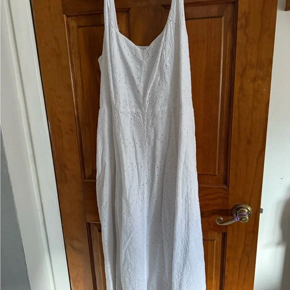 Elegant White Sleeveless Dress - Picture 2 of 4